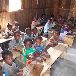 Enfants de l'école en classe à Farafangana - Madagascar