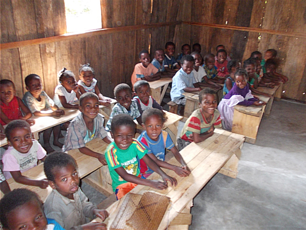 Enfants de l'école en classe à Farafangana - Madagascar